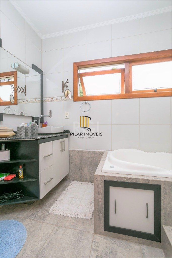 Casa para Venda - 279m², 3 dormitórios, sendo 1 suites, 4 vagas - Teresópolis