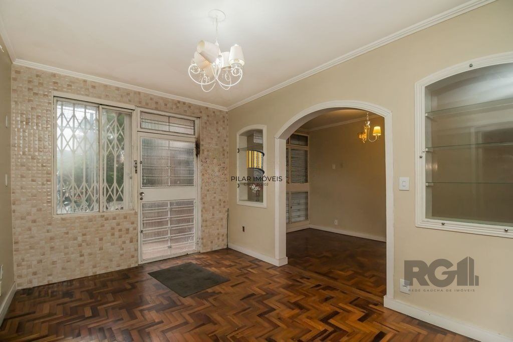 Excelente casa de 389,53m² com 8 dormitórios e 3 vagas.