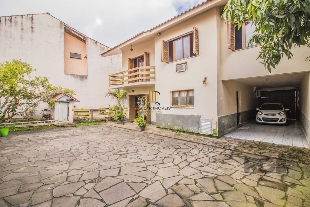Casa de 329m² - 4 dormitórios, 1 suíte, 6 vagas no bairro Vila Jardim
