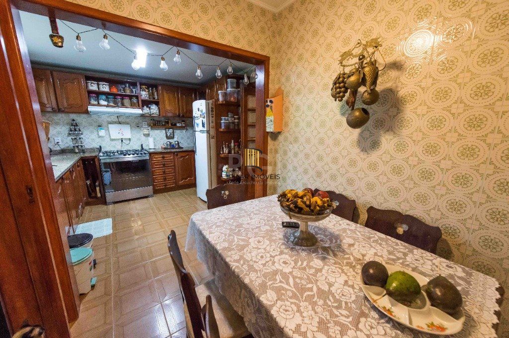 Casa para Venda - 317m², 5 dormitórios, sendo 1 suites, 2 vagas - Teresópolis