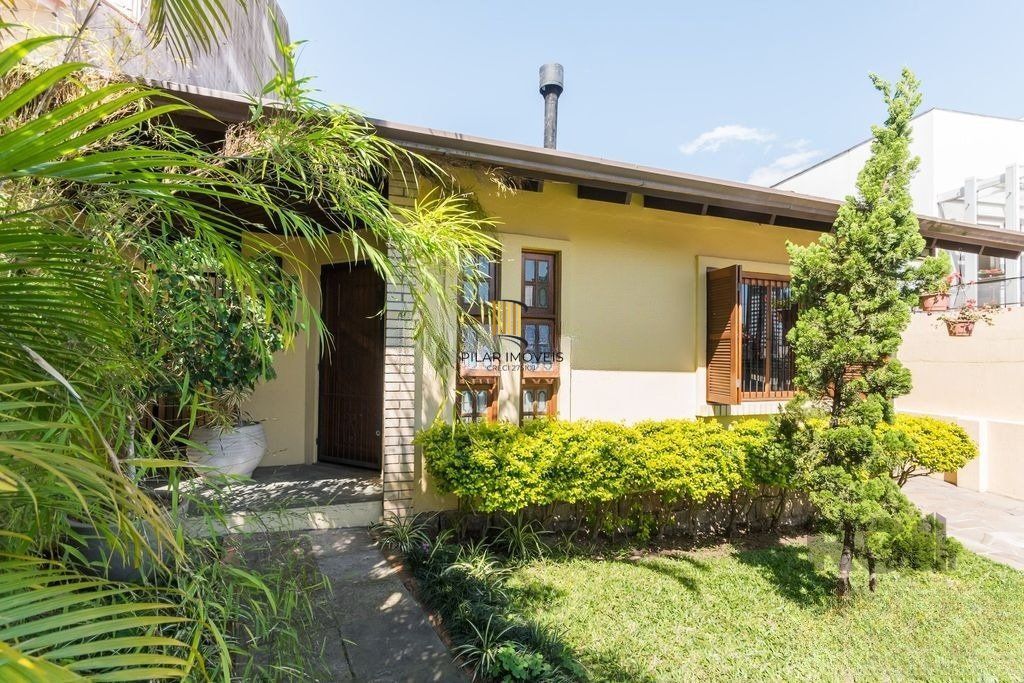 Casa de 3 dormitórios no bairro Chácara das Pedras