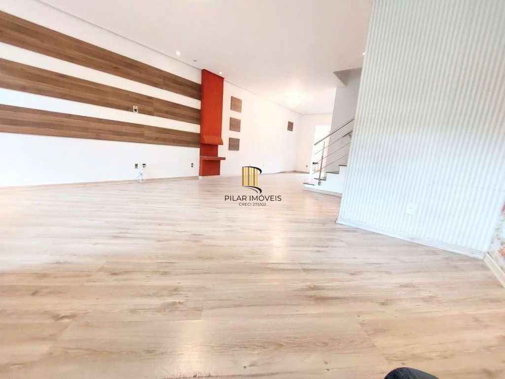Casa à venda na Hípica, 3 dormitórios, suíte com closet, sótão com churrasqueira e terraço, condomínio fechado com lazer