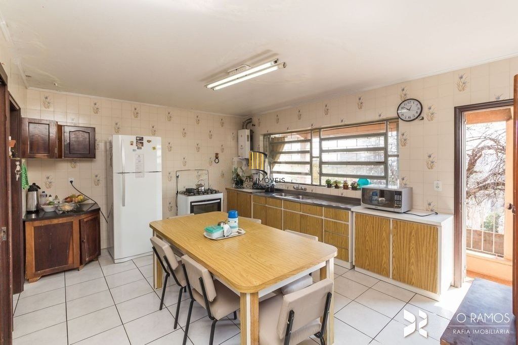 Lindo sobrado com 347m2 de área construída,  5 vagas, espaço de lazer com vista panorâmica.