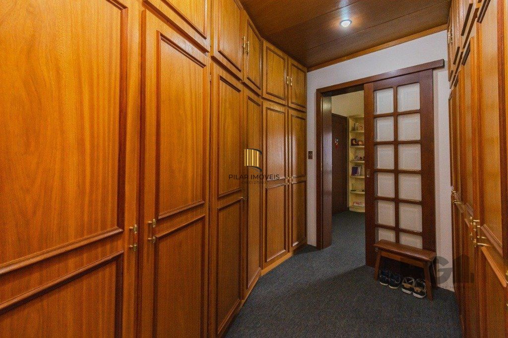 Casa com 4 dormitórios no bairro Morro Santana