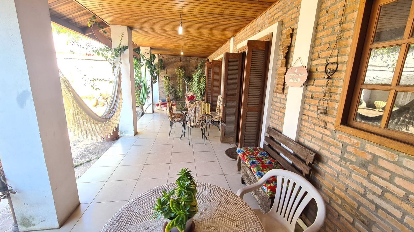 Casa com 4 dormitórios, 2 vagas e 300m² á venda