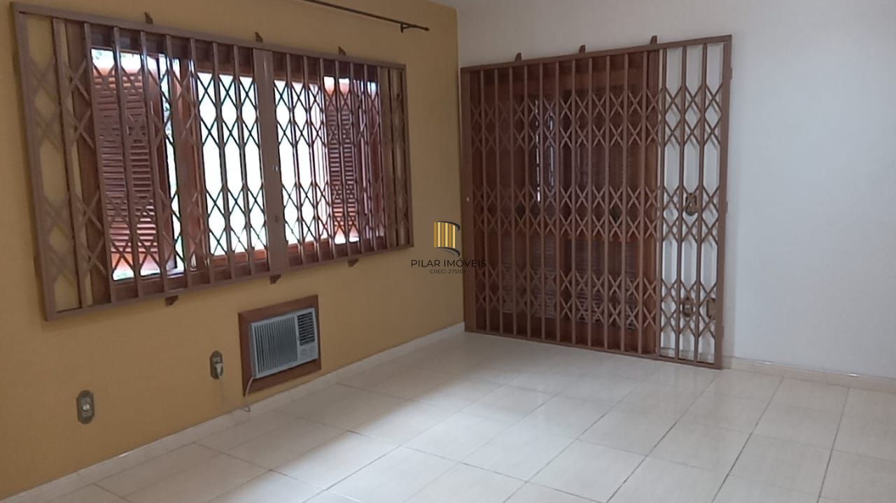 Casa 03 dormitórios, com páteo