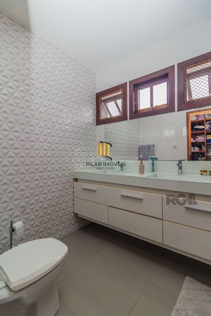 Casa com 3 dormitórios no bairro Nonoai