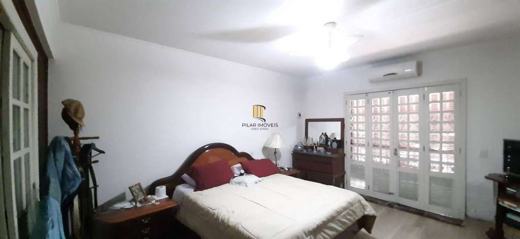 VENDE – AMPLA CASA RESIDENCIAL COM PISCINA E 5 VAGAS