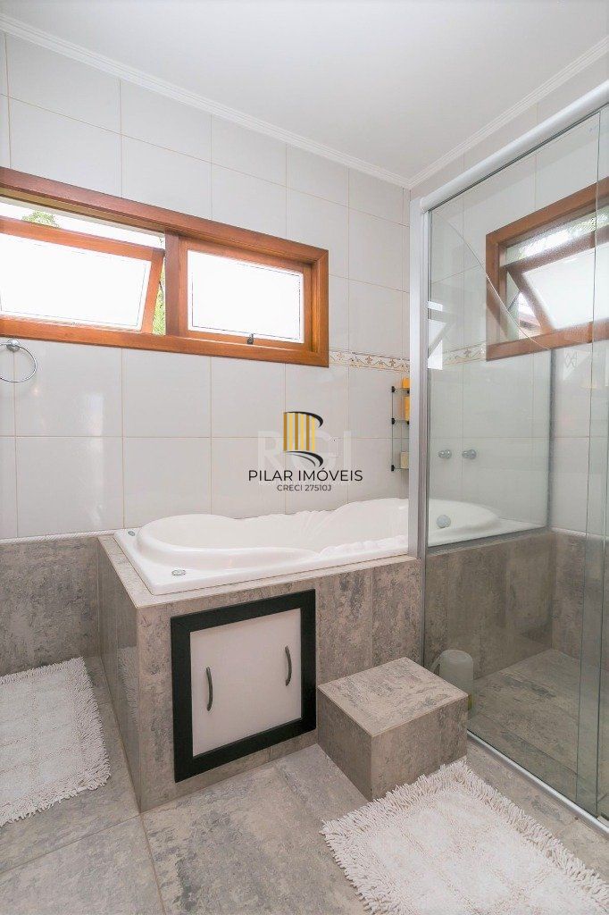 Casa para Venda - 279m², 3 dormitórios, sendo 1 suites, 4 vagas - Teresópolis