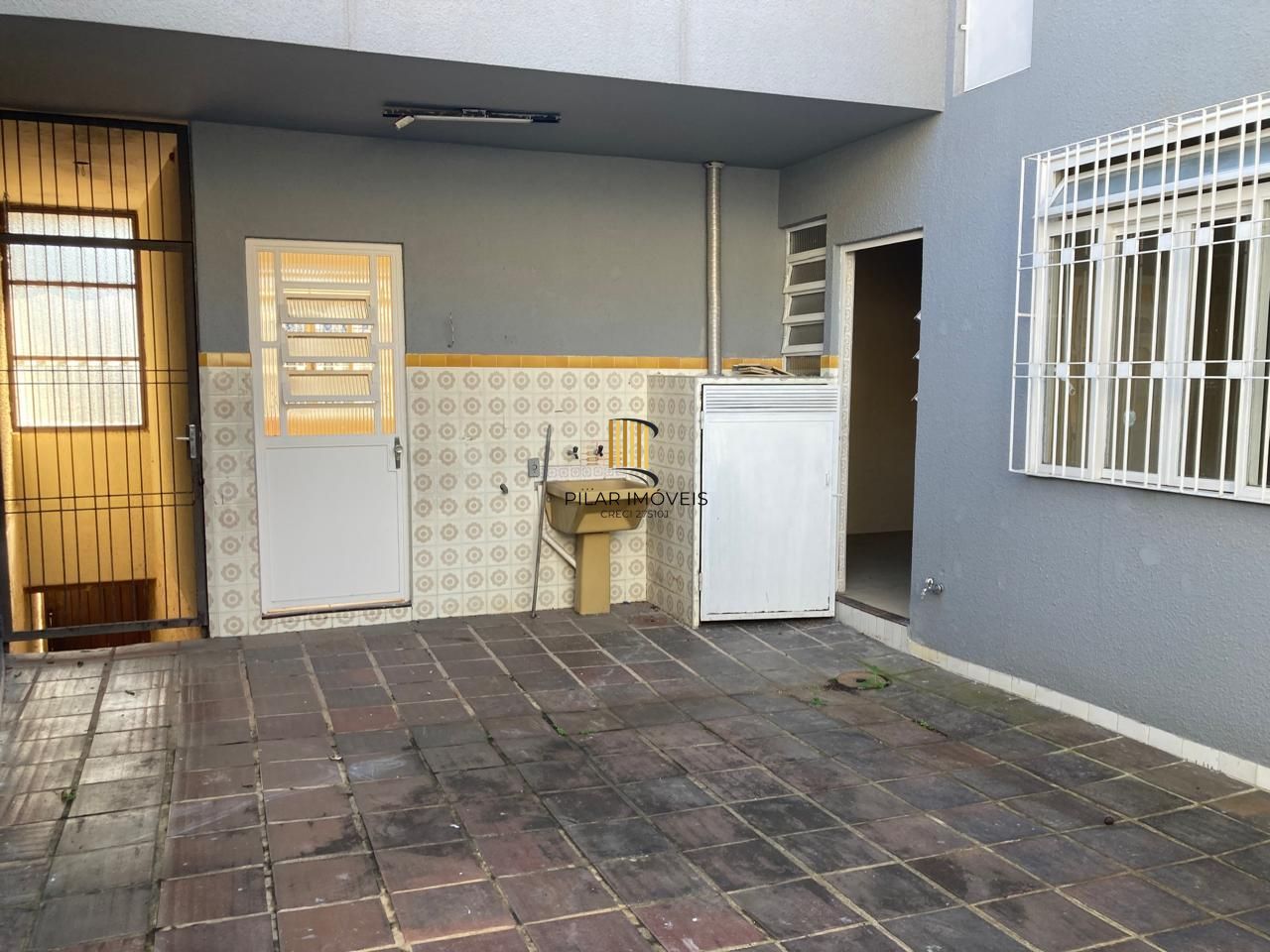 Casa 3 dormitórios, 3 banheiros, bairro Teresópolis.