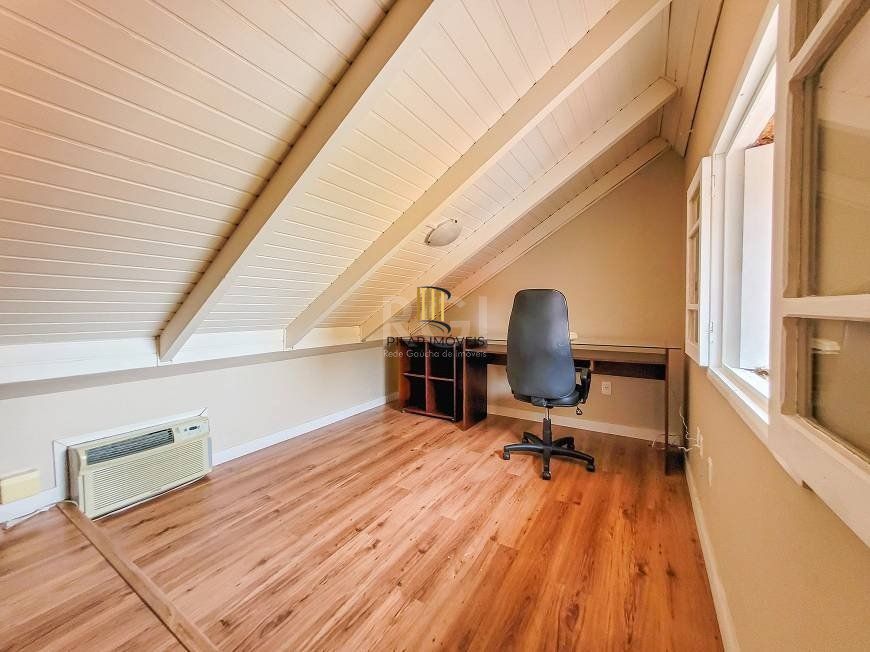 Apartamento 94m² - semi mobiliado, 2 dormitórios, 1 suíte, terraço e 2 vagas de garagem no Moinhos de Vento