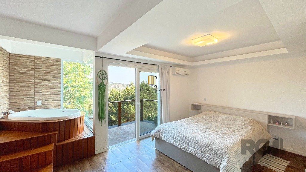 Excelente casa 03 dormitórios sendo 01 suíte com jacuzzi, 03 banheiros,  03 vagas, próxima a Av. Vicente Montéggia