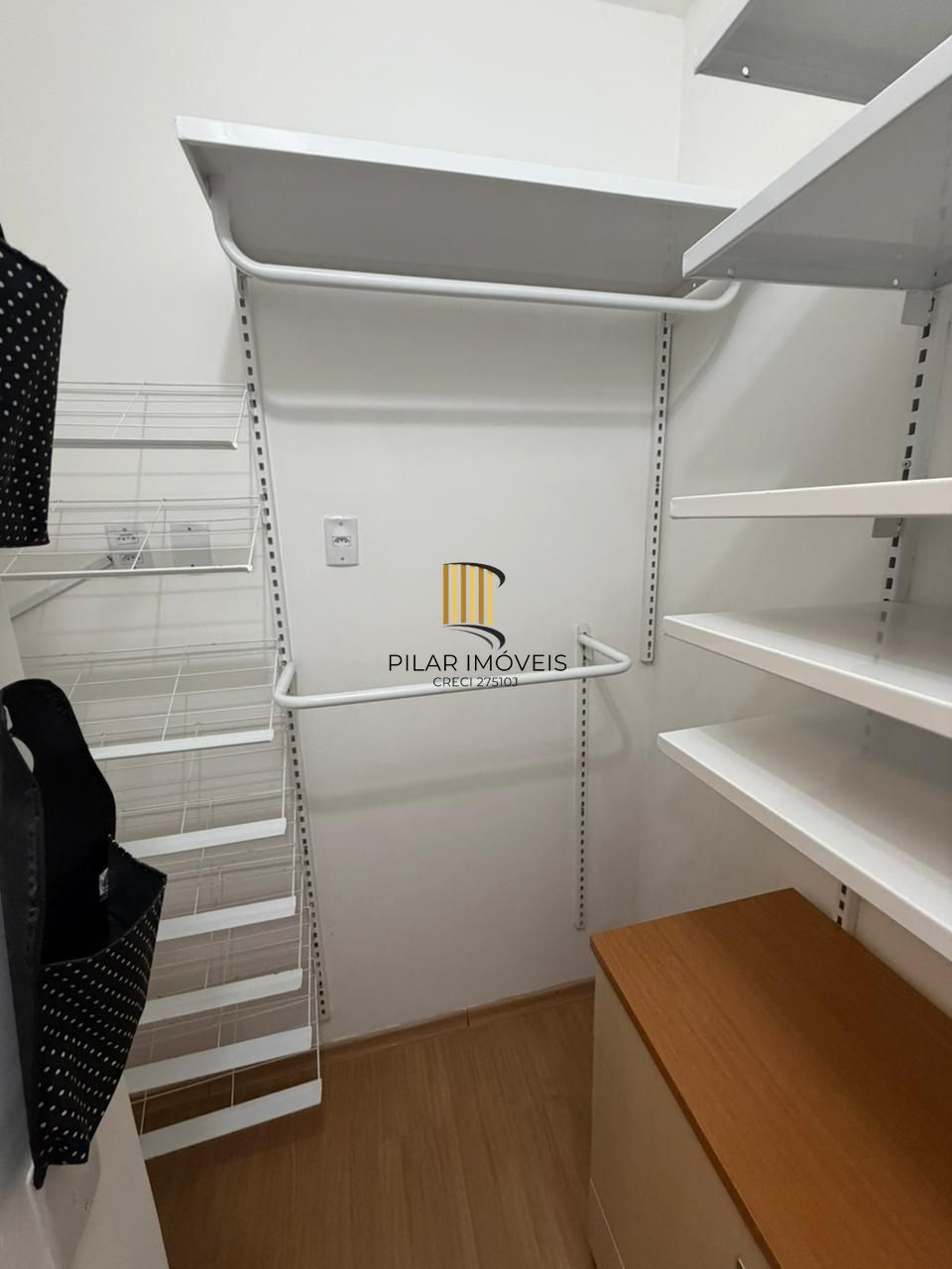 Apartamento 2 dormitórios, 1 vaga coberta no Bairro Teresópolis.