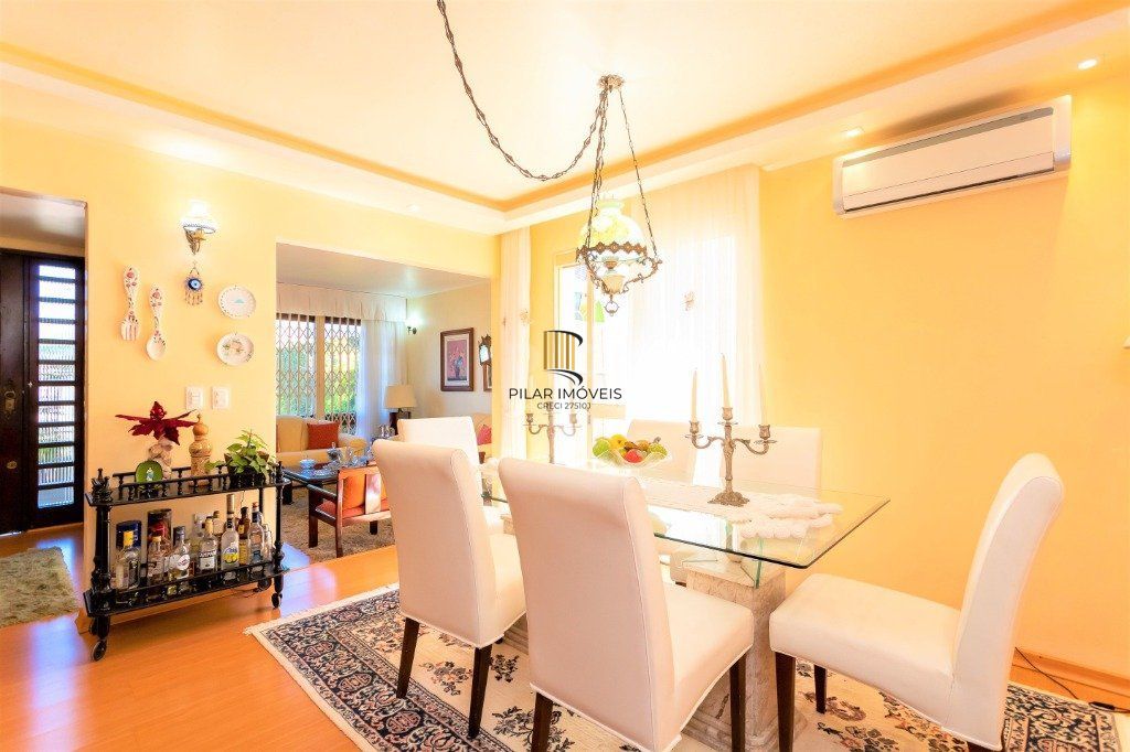 Casa para Venda - 228m², 4 dormitórios, sendo 1 suites, 5 vagas - Teresópolis