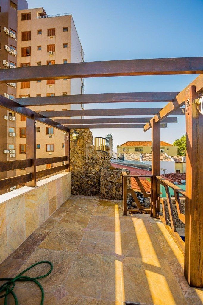 Belíssima casa de 375m² e 04 dormitórios sendo 01 suíte.