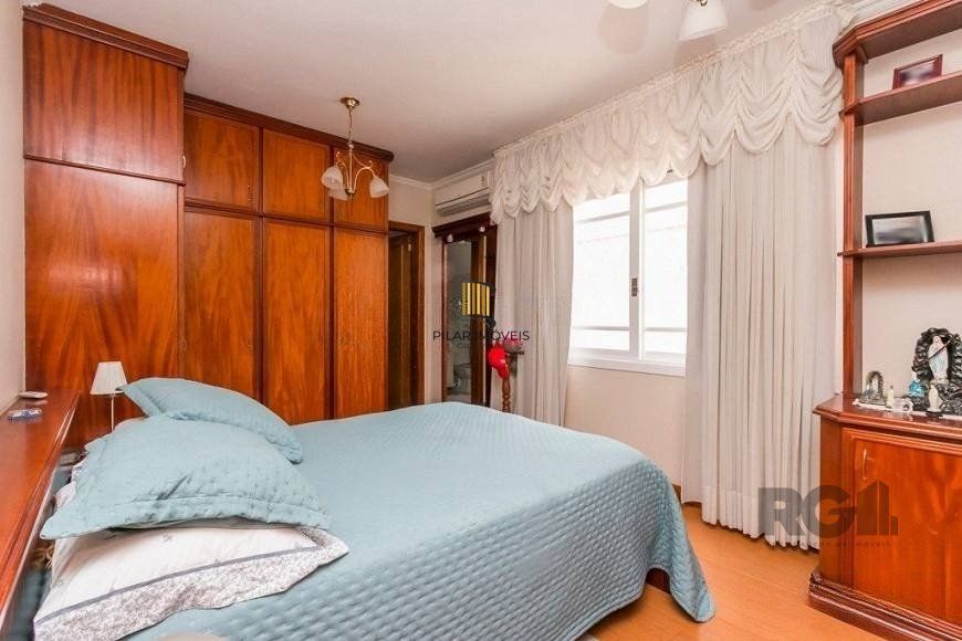 Casa de 380m² - 4 dormitórios, 2 suítes, 4 vagas no bairro Bom Jesus