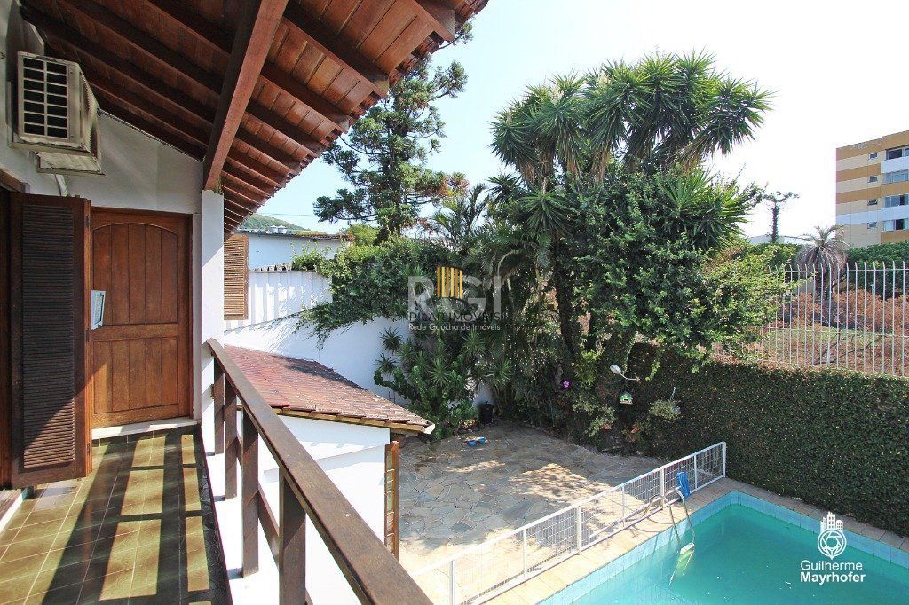 Casa para Venda - 326m², 3 dormitórios, sendo 3 suites, 4 vagas - Glória