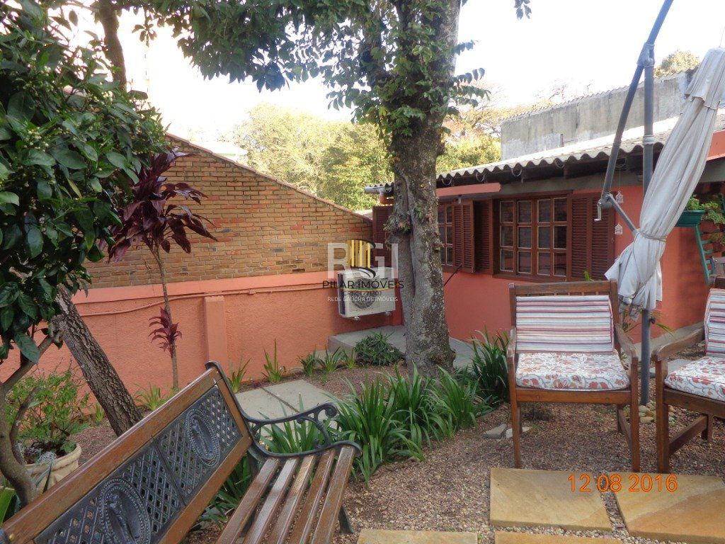 Casa para Venda - 240m², 6 dormitórios, 4 vagas - Teresópolis