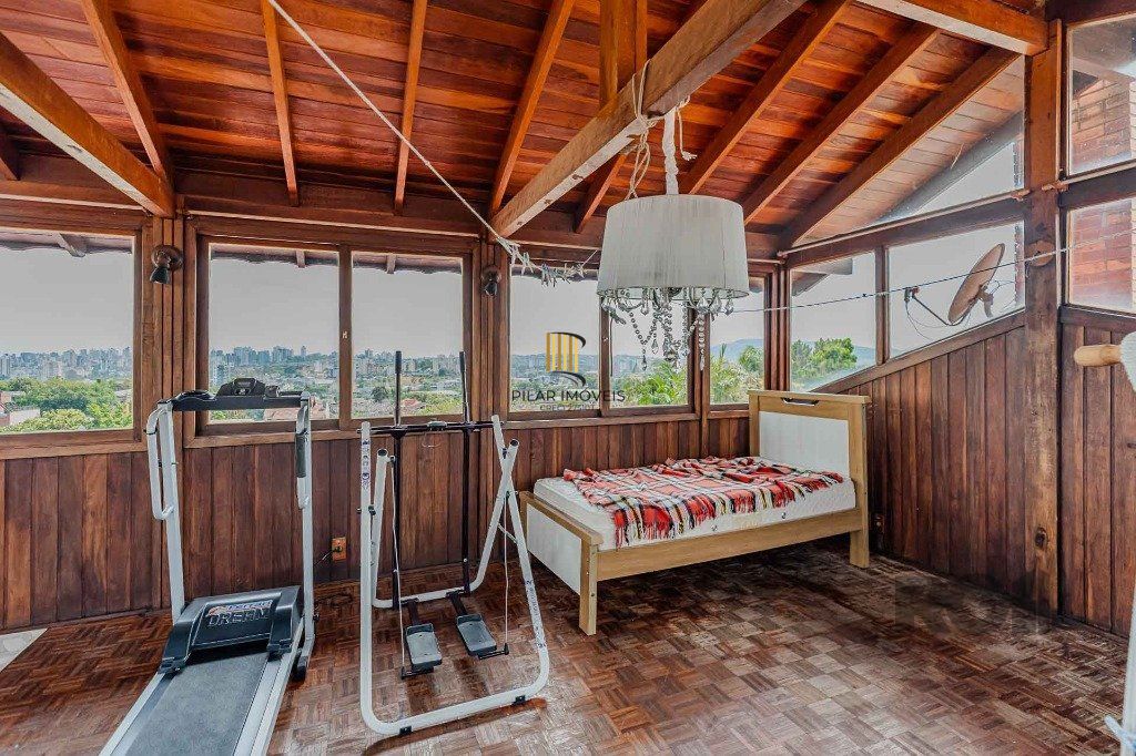 Casa com 234m², 3 dormitórios, 3 vagas no bairro Partenon