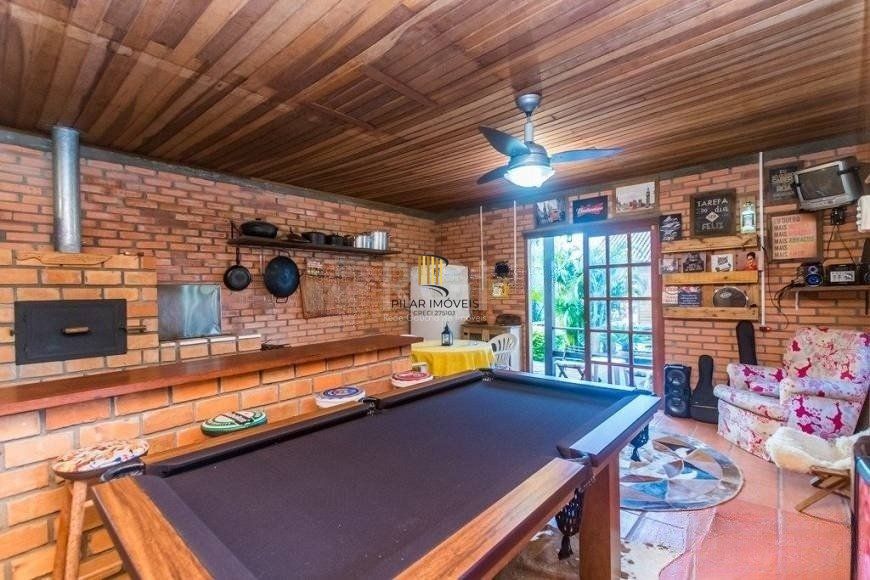 CASA DE 2 DORMITÓRIOS, PISCINA, CHURRASQUEIRA E 2 VAGAS DE GARAGEM NO BAIRRO HÍPICA