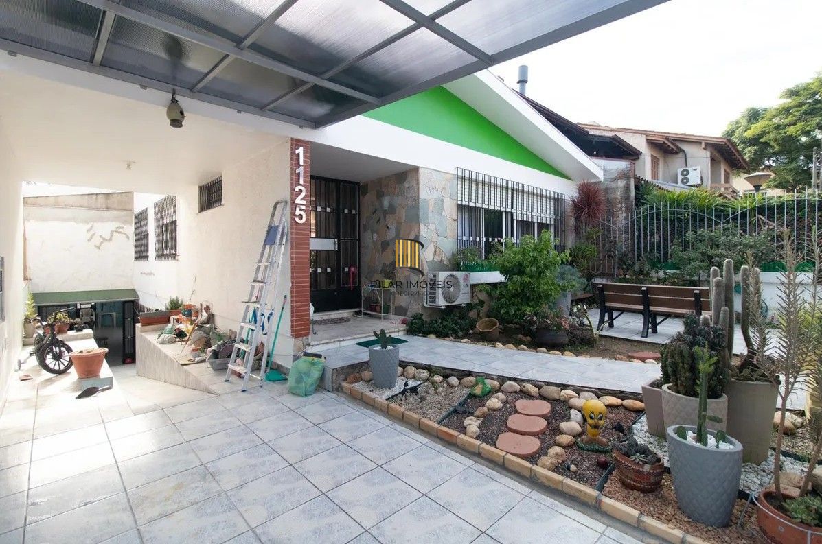 Casa com 4 dormitórios e energia solar no bairro Nonoai.