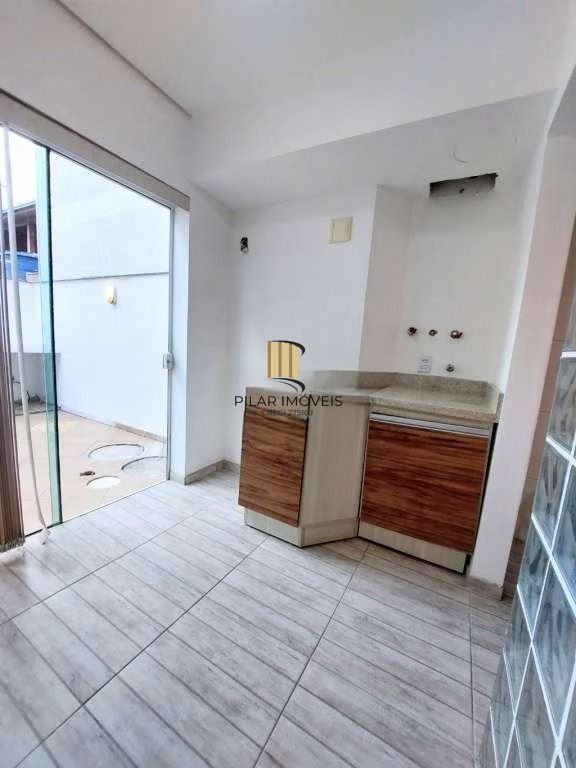 Casa à venda na Hípica, 3 dormitórios, suíte com closet, sótão com churrasqueira e terraço, condomínio fechado com lazer