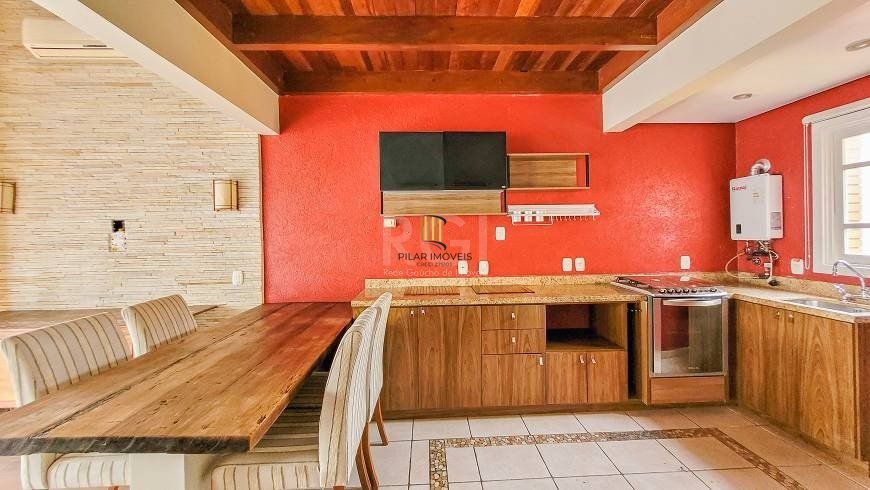 Apartamento 94m² - semi mobiliado, 2 dormitórios, 1 suíte, terraço e 2 vagas de garagem no Moinhos de Vento