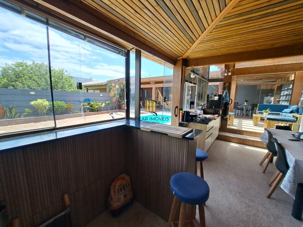 Casa com 04 dormitórios e piscina na praia de Imbé/ RS.