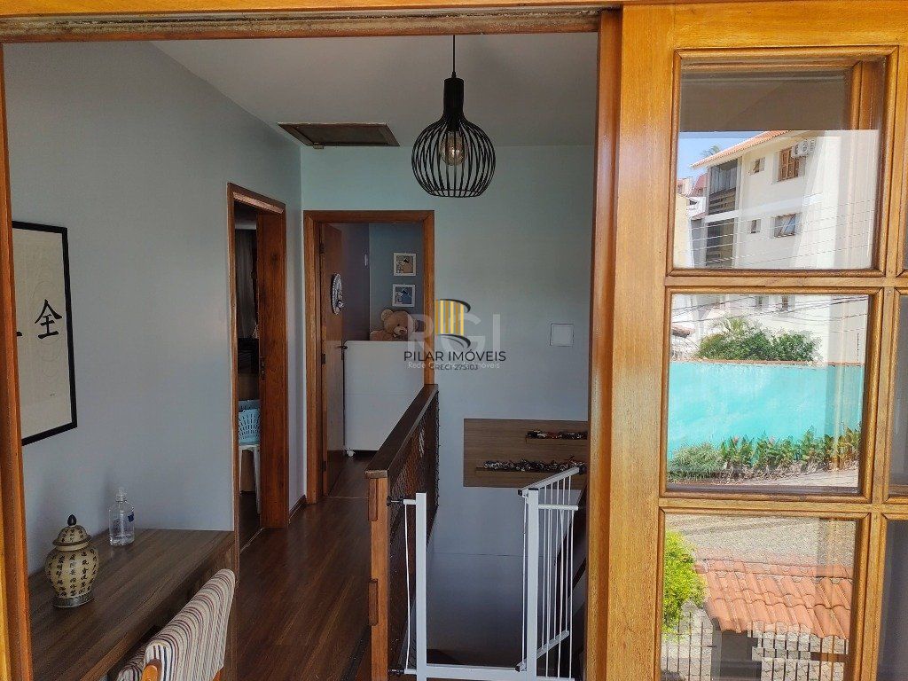 Excelente casa com 03 suíte, espaço gourmet com churrasqueira, living com lareira, pátio com piscina e garagem para 02 carros no bairro Espírito Santo