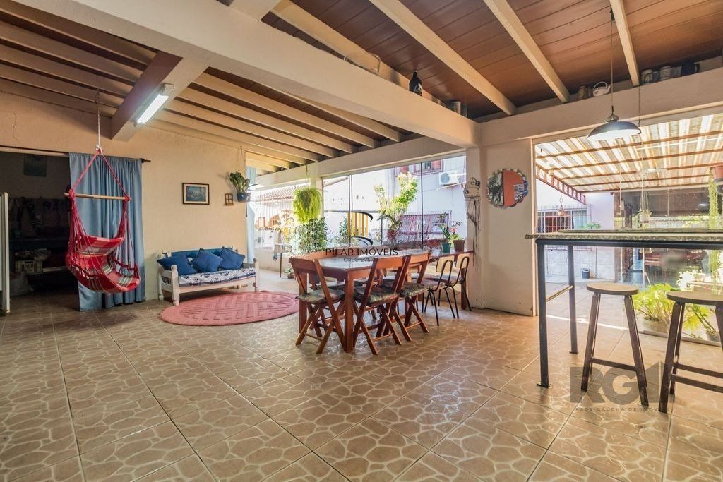Sobrado de 215m² - 4 dormitórios, 5 vagas no bairro Passo das Pedras