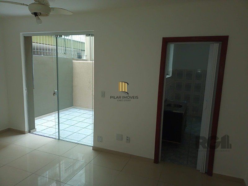 Apartamento GARDEN com dois pátios  privativas,  1 dormitório, sala, cozinha, 1 banheiro   na Av. Getúlio Vargas.