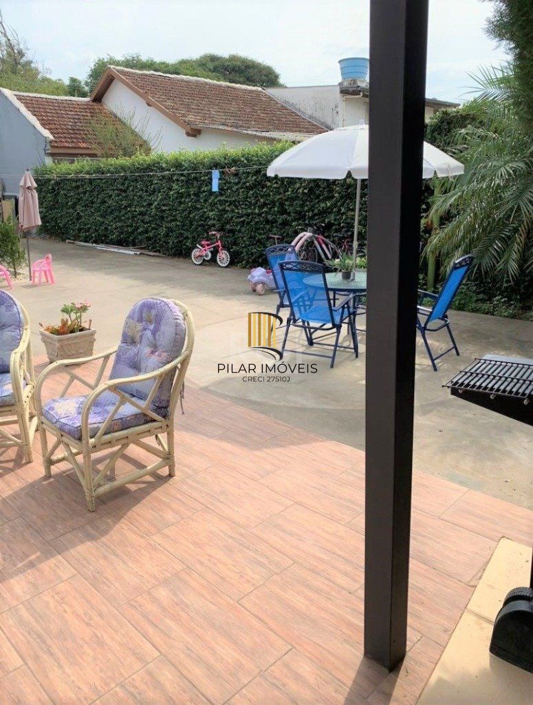 Casa de 67m², 2 dormitórios, 3 vagas no bairro Passo Da Areia