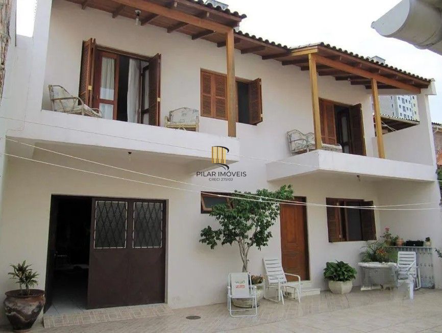 Casa 4 dormitórios no bairro Glória