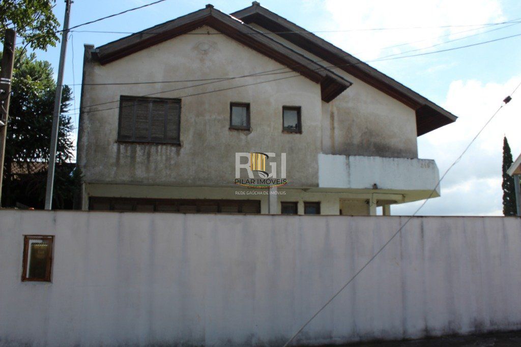 Casa para Venda - 300m², 5 dormitórios, sendo 3 suites, 5 vagas - Teresópolis