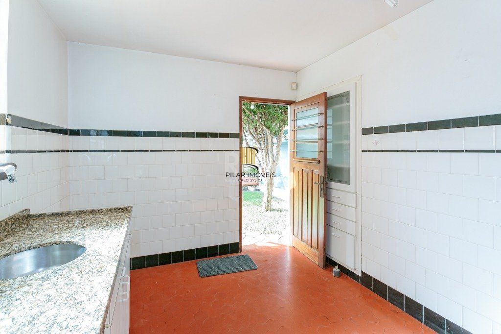 Casa 3 dormitórios com uma 1 suite, 2 banheiros, terraço, bem iluminada. Próxima ao Shopping Boubon Teresópilis