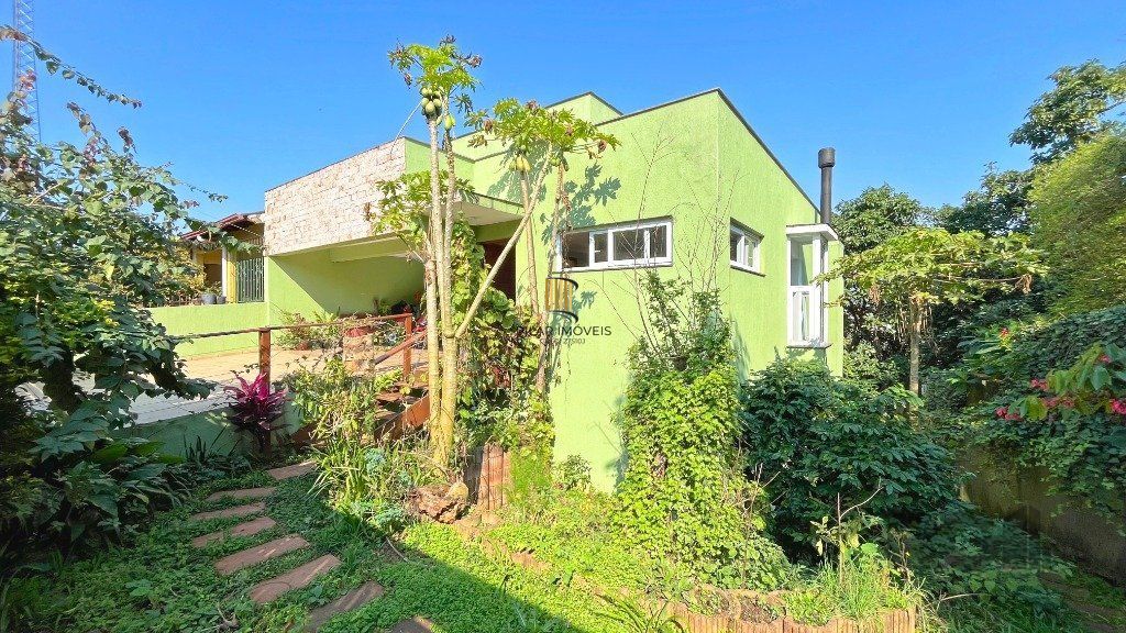 Excelente casa 03 dormitórios sendo 01 suíte com jacuzzi, 03 banheiros,  03 vagas, próxima a Av. Vicente Montéggia