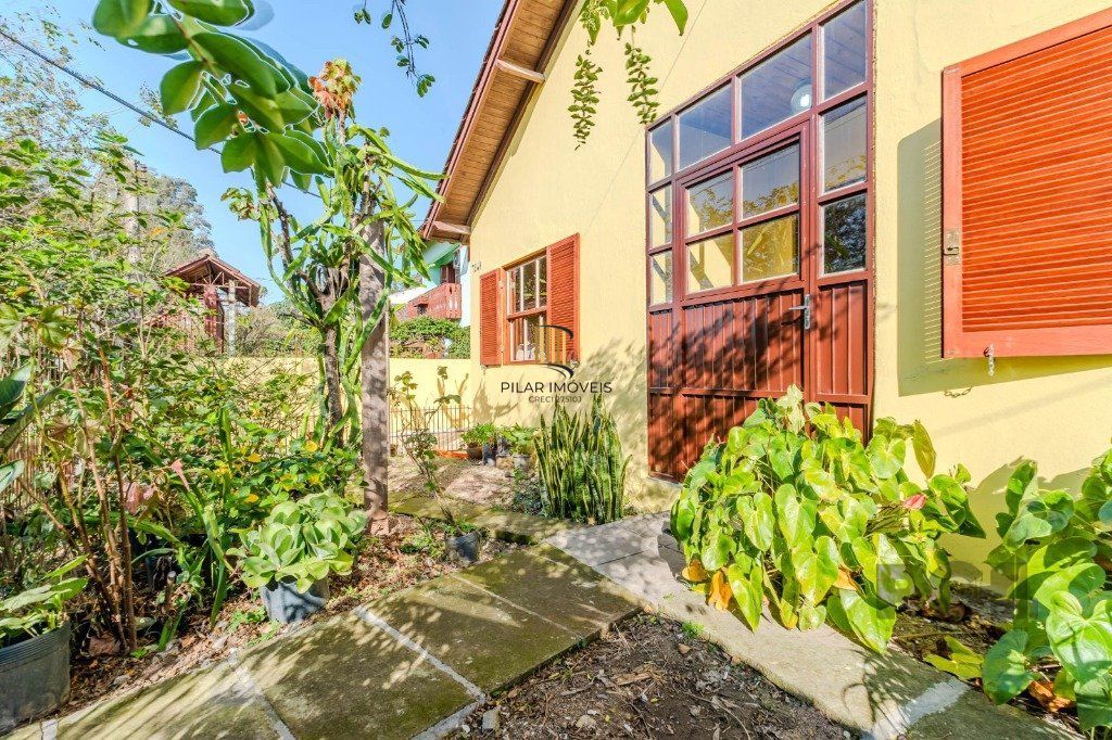 Casa de 2 dormitórios, no bairro  Hípica