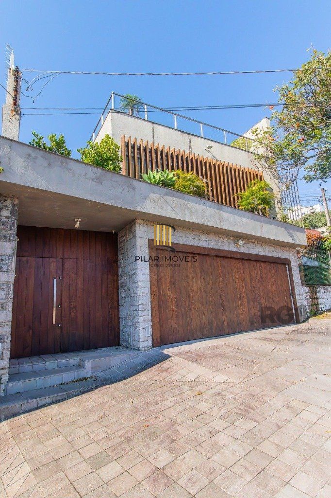 Casa com 4 dormitórios, 3 vagas no bairro Santo Antônio