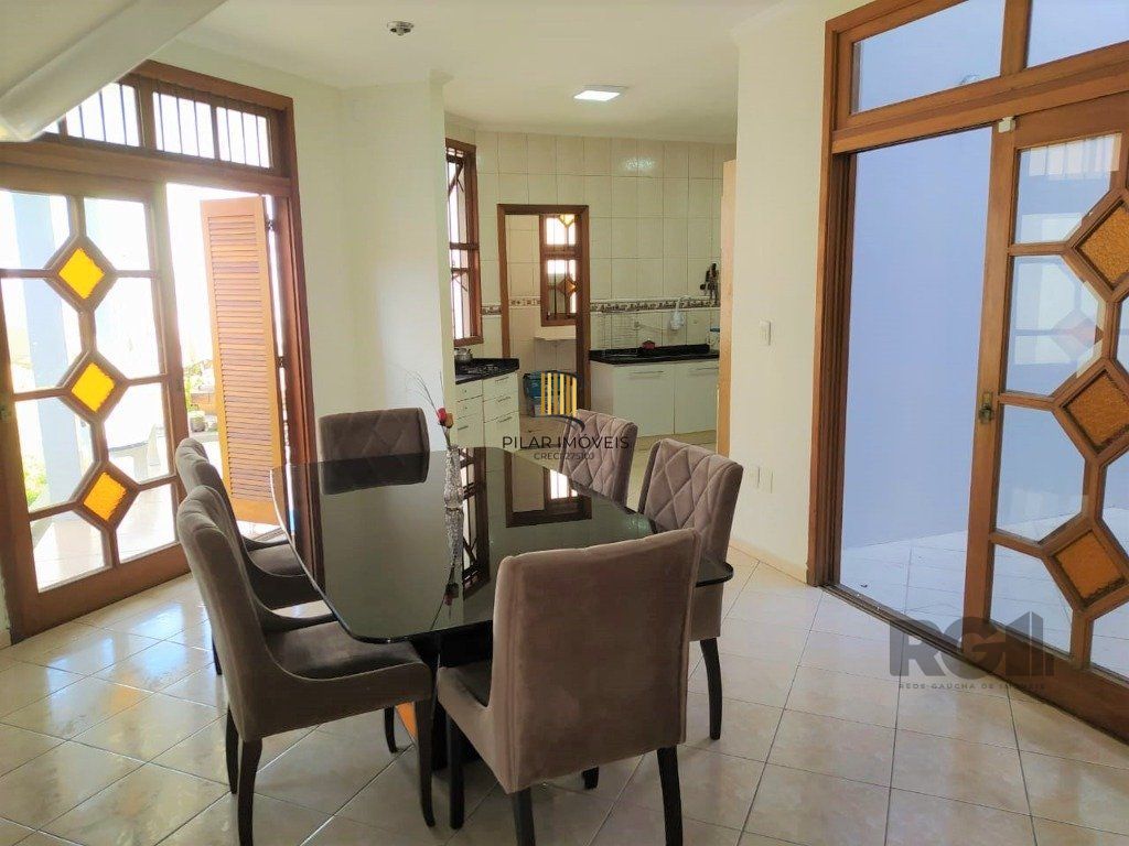 Casa 234m² - 3 dormitórios, 1 suíte e vaga para 6 carros no Jardim São Pedro