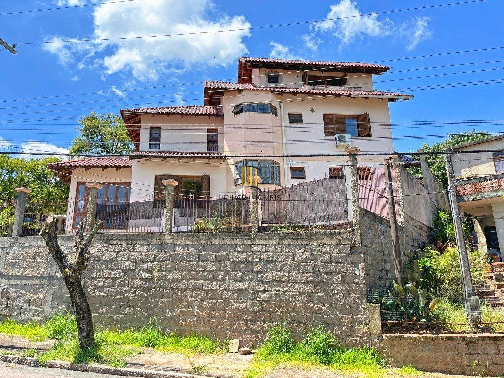 Casa 3 dormitórios no bairro Teresópolis