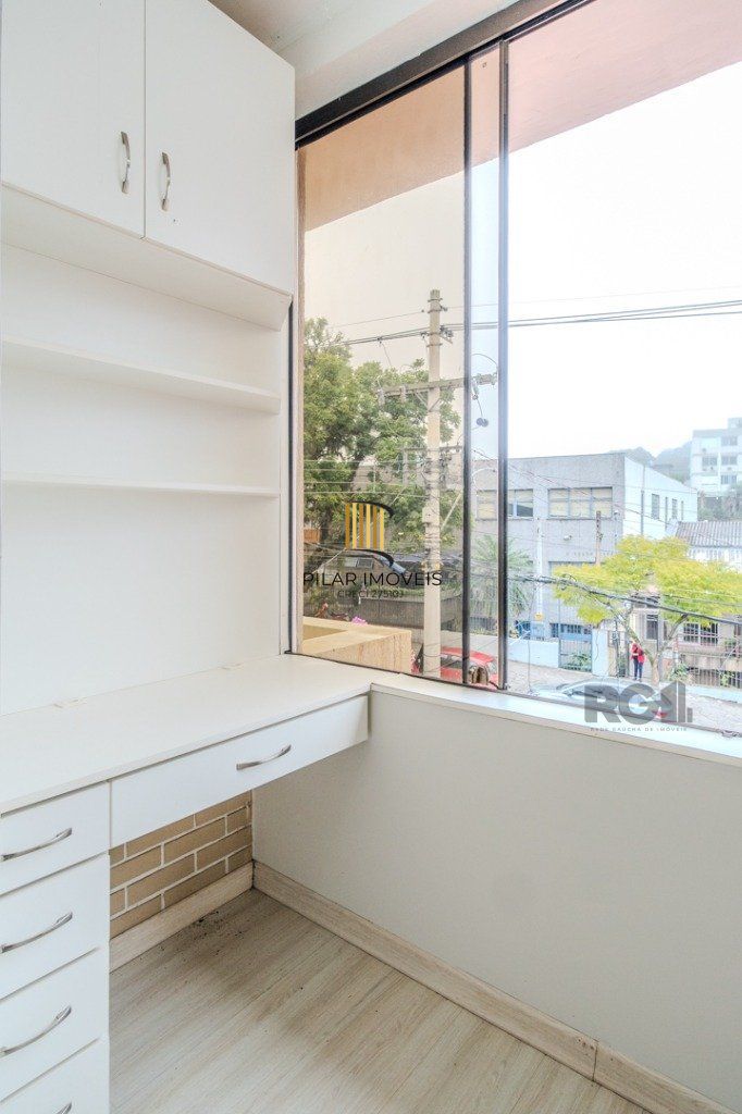 Casa de 214m² com 4 dormitórios, 1 suíte, piscina e 2 vagas no bairro Teresópolis