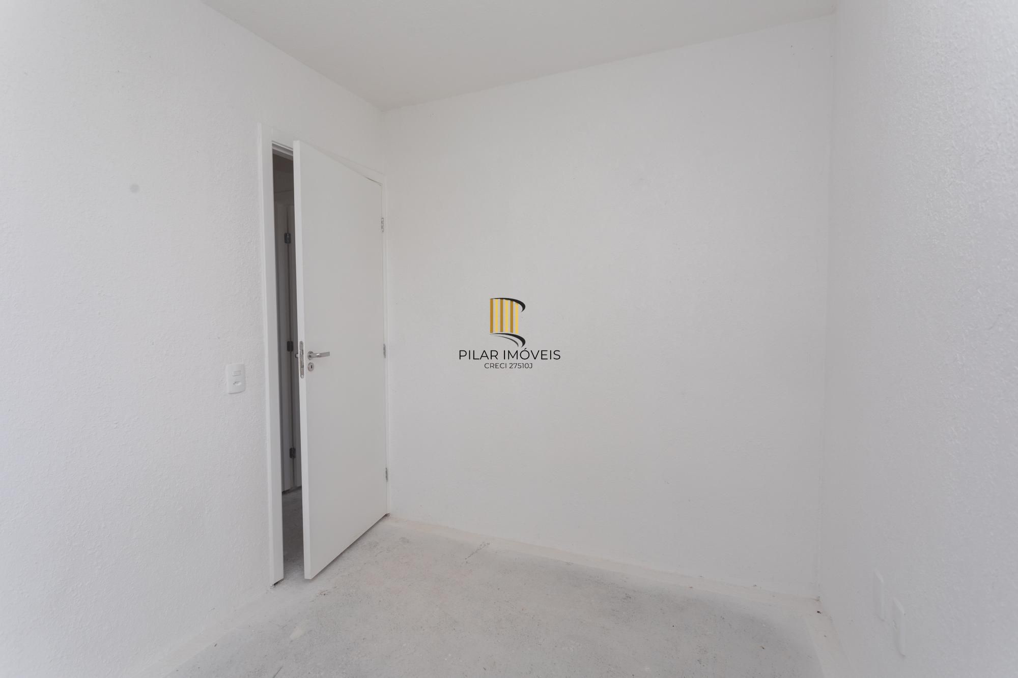 Apartamento á venda de 2 dormitórios no Bairro Protásio Alves.