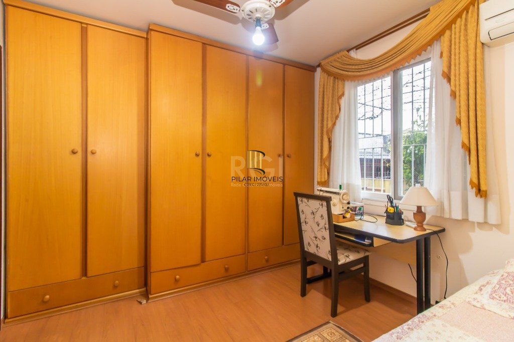Casa de 289m² - 3 dormitórios, 1 suíte, 4 salas, churrasqueira, pátio e 4 vagas de garagem no bairro Partenon