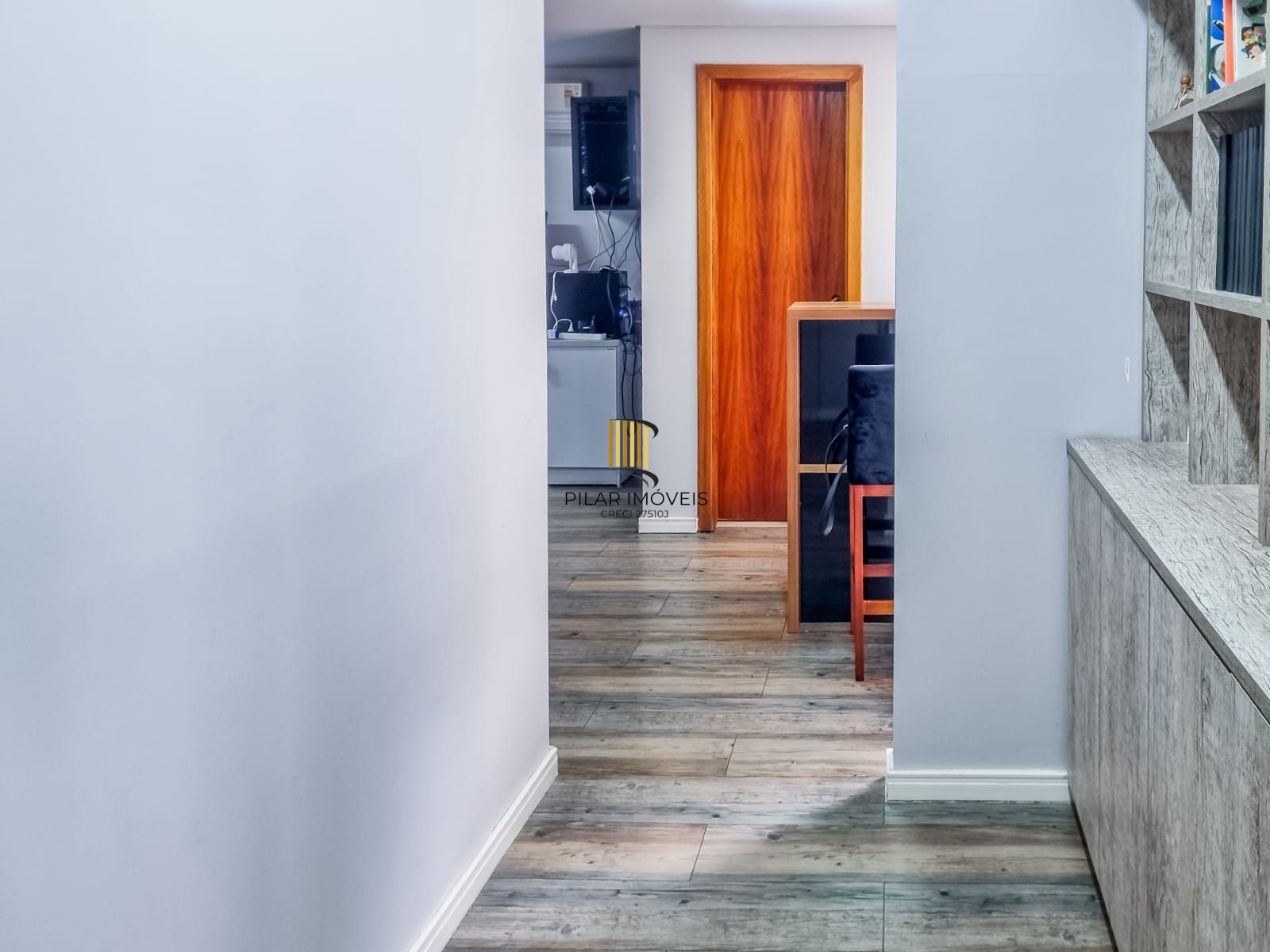 Sala locada com vaga no Menino Deus, a 200 m do Praia de Belas