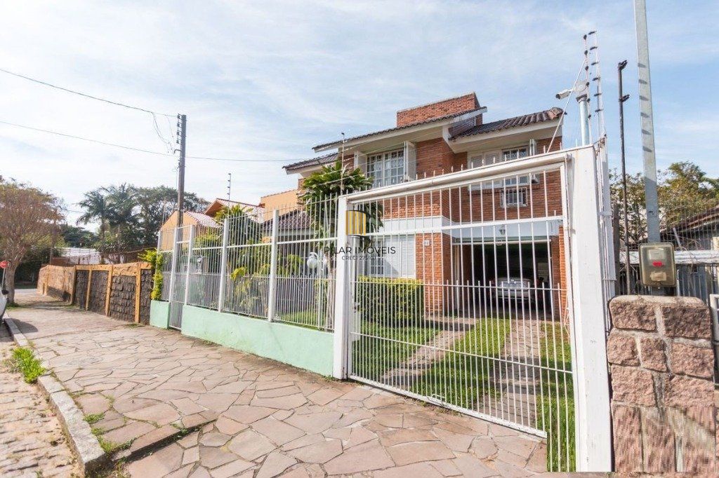 Casa para Venda - 258m², 3 dormitórios, sendo 1 suites, 4 vagas - Teresópolis