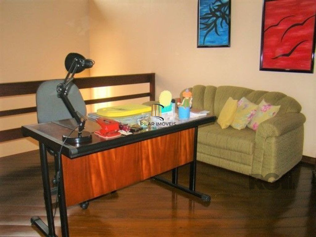 Casa de 370m² - 4 dormitórios, 2 suítes e 4 vagas de garagem no bairro Espírito Santo