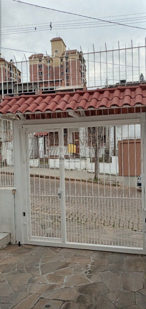 Casa para Venda - 95m², 2 dormitórios, 3 vagas - Teresópolis