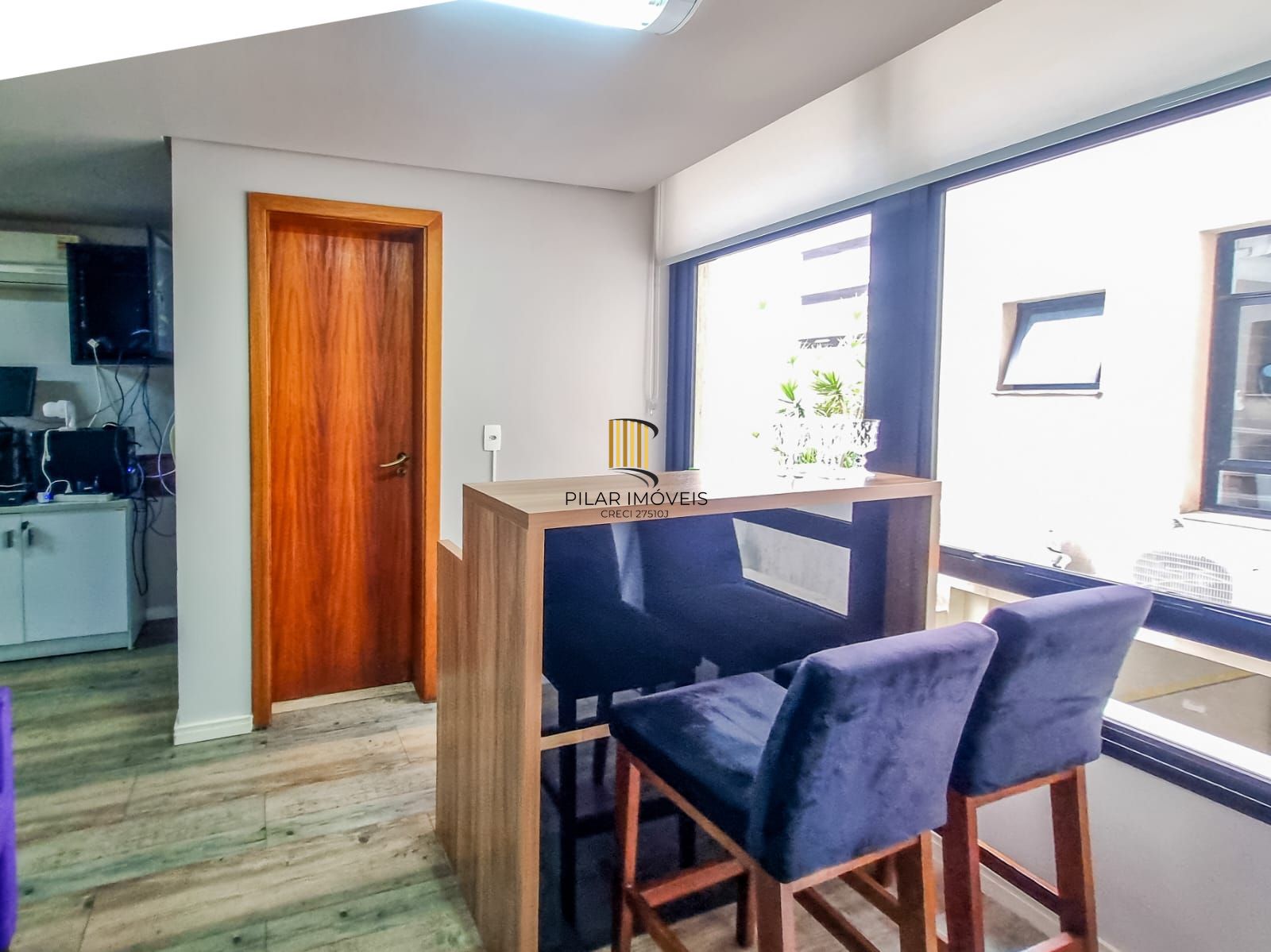 Sala locada com vaga no Menino Deus, a 200 m do Praia de Belas