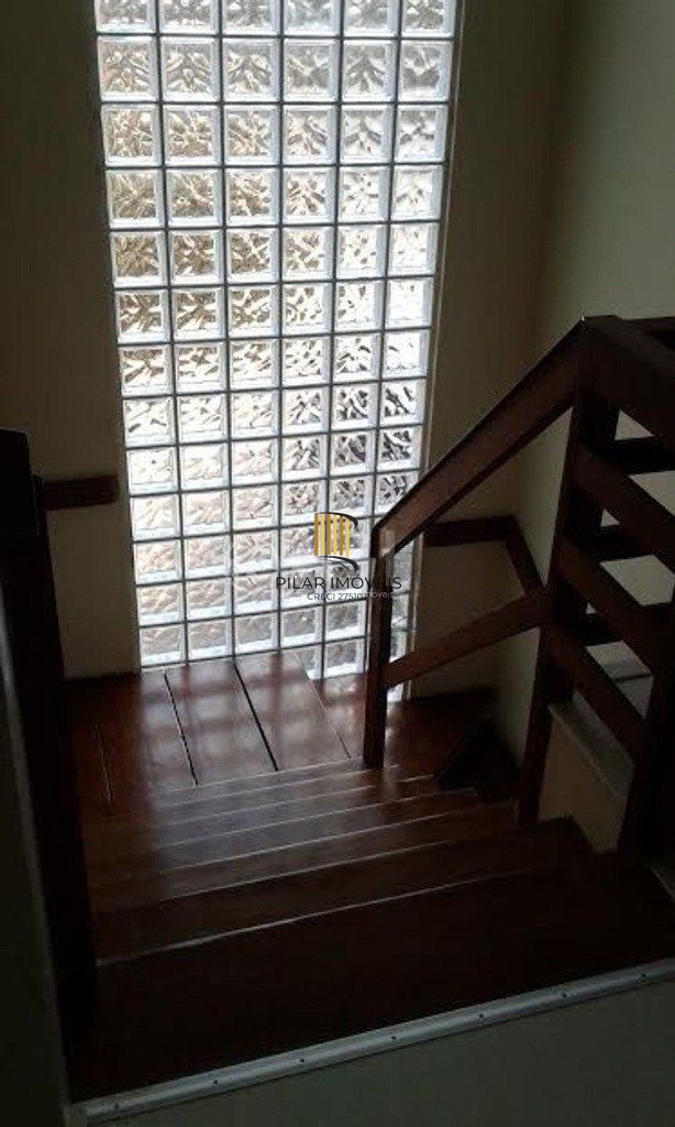 Excelente casa em condominío de 350m² com 03 dormitórios sendo 02 suítes.