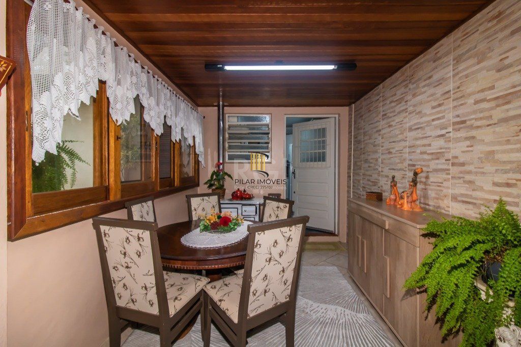 Casa de 289m² - 3 dormitórios, 1 suíte, 4 salas, churrasqueira, pátio e 4 vagas de garagem no bairro Partenon